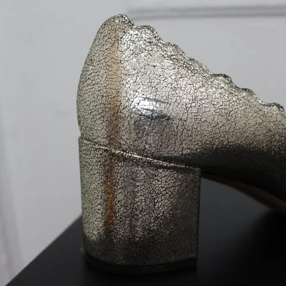 Chloe Lauren Scalloped pump in metallic gold - Picture 5 of 7